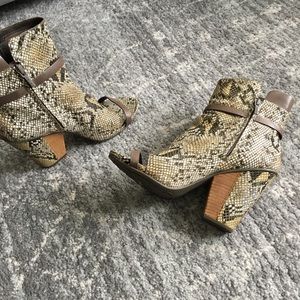 Tsubo Snakeskin Heels! Sz 9